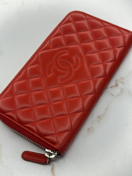 Pre-owned Chanel red quilted lambskin zippy wallet