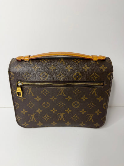 Pre-owned Louis Vuitton monogram canvas Pochette Metis crossbody