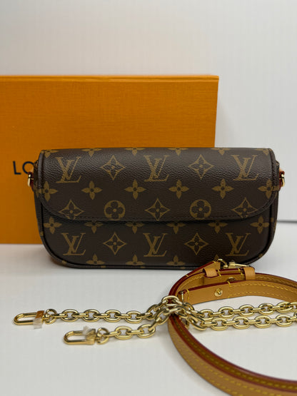 Pre-owned Louis Vuitton monogram canvas ivy wallet on Chain