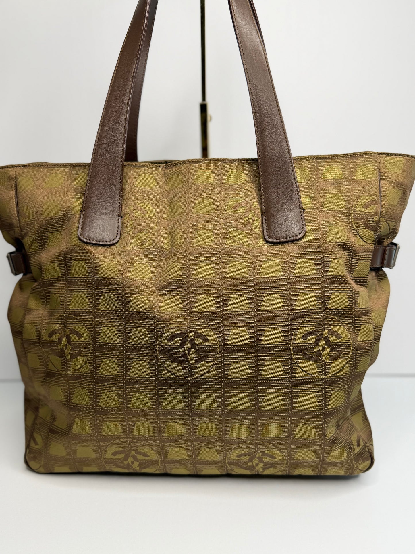 Pre-owned Chanel Green x Brown travel line tote